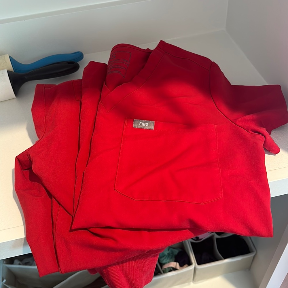 Figs scrub top and bottom